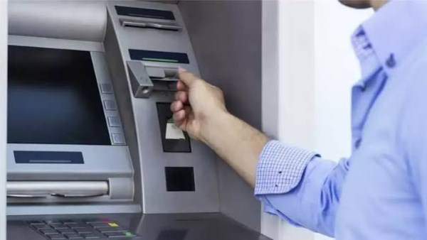 رسوم السحب النقدي من ماكينات ATM