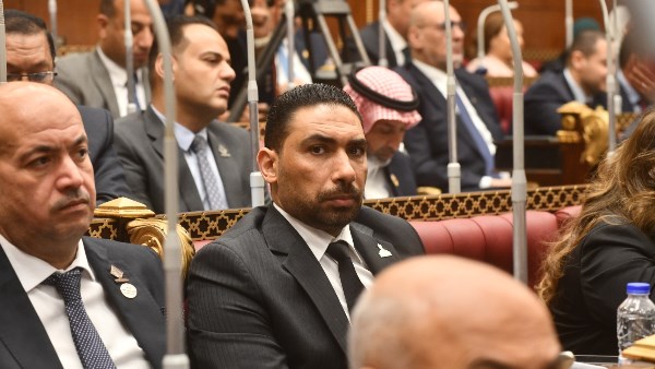 المريض من سيدفع الثمن.. عضو بالشيوخ يحذر من قبول طلاب الطب بـ50%؜