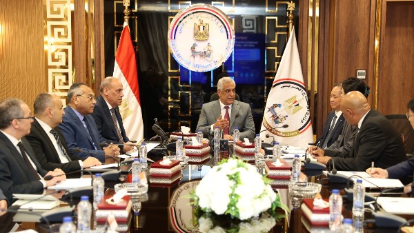 وزير الإنتاج الحربي يبحث التعاون في مجالات الطاقة والتكنولوجيات مع وفد CEC الصينية