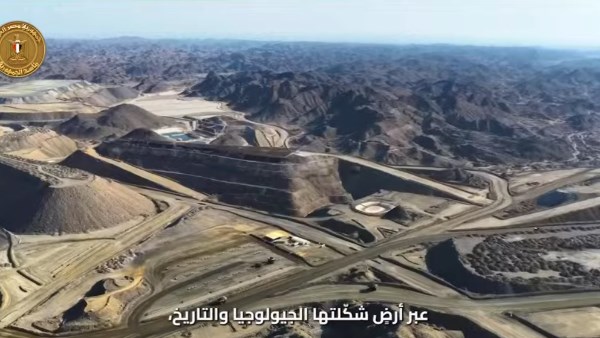 الرئيس السيسي يشاهد فيلما تسجيليا عن منجم السكري.. فيديو