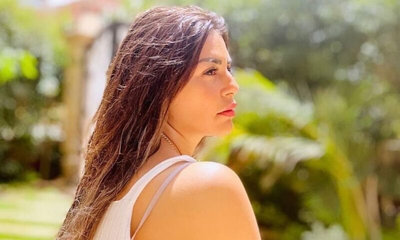منة فضالي تثير فضول جمهورها برسالة غامضة: «خسارة مجهود 24 سنة»