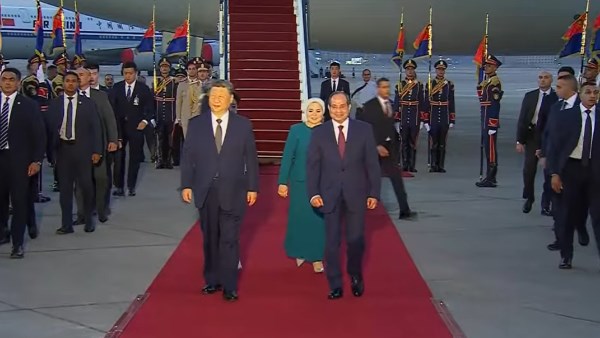 بث مباشر.. الرئيس السيسي وقرينته يستقبلان الرئيس الصيني وقرينته بمطار القاهرة