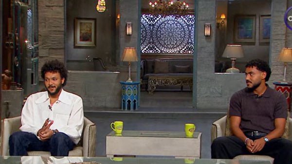 3 سنوات فقط تفصل بينهما.. ويجز وشقيقه يكشفان تفاصيل علاقتهما منذ الطفولة