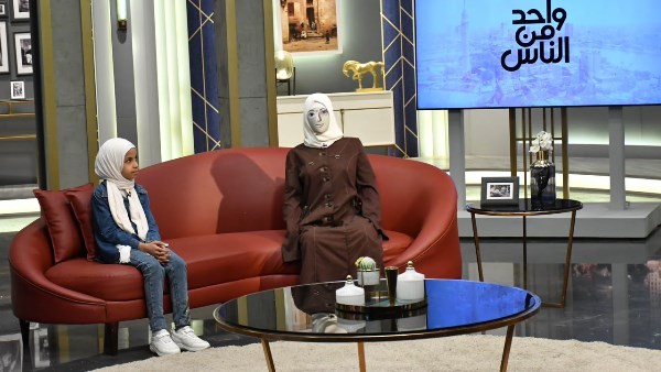 من طفلة عبقرية لمخترعة.. نور مكي تبتكر روبوت يتحدث العربية والإنجليزية