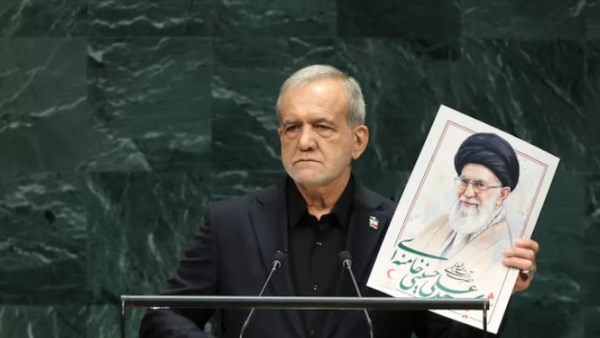 مرشدنا أغتيل.. الرئيس الإيراني رفع صورة خامنئي باجتماعات الأمم المتحدة