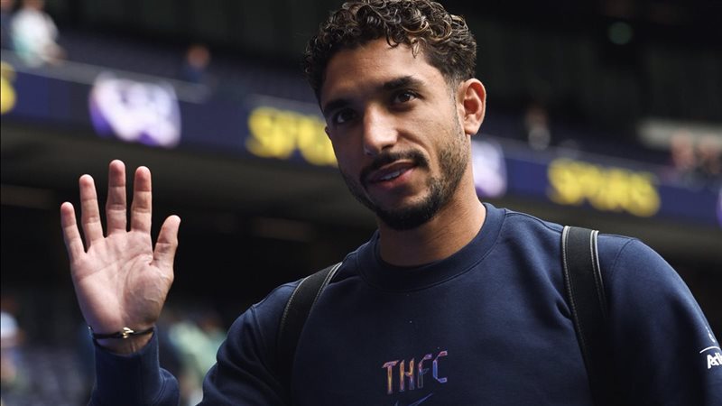 عمر مرموش يداعب الكرة خلال عمليات الإحماء قبل مواجهة أستون فيلا (فيديو)
