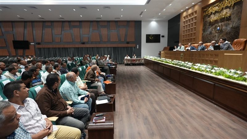 محافظ أسيوط يترأس اجتماعًا موسعًا لدفع معدلات تنفيذ مشروعات حياة كريمة
