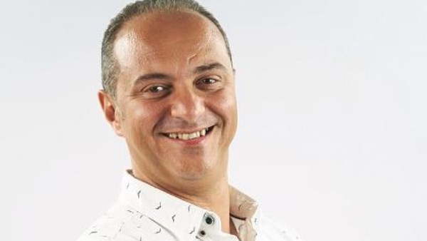 بعض الألفاظ.. محمد هشام عبية يكشف تفاصيل اعتراض الرقابة على “عسل أحمر”| خاص