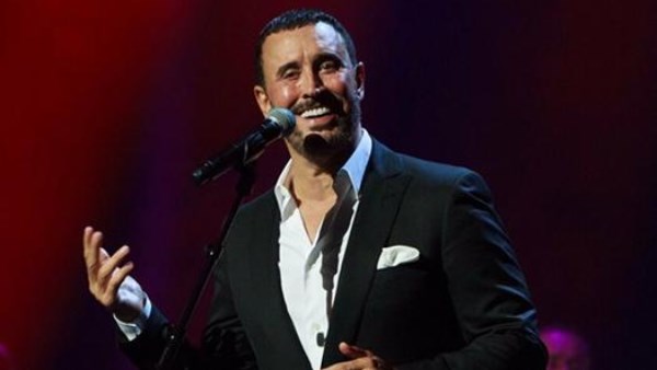 كاظم الساهر يحتفل بألبوم “بلا عنوان” بحفلة في التجمع