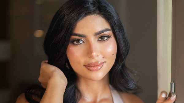 أحمر جريء.. كارولين عزمي تخطف الأنظار بظهورها