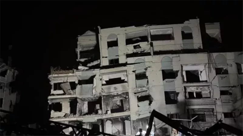8 شهداء و13 مصابا و60 مفقودا في انهيار “عمارة” نازحين بمدينة غزة (فيديو)