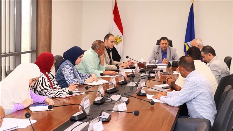 آليات جديدة لجمع المخلفات، محافظ دمياط يناقش طرح أعمال النظافة بدمياط ورأس البر