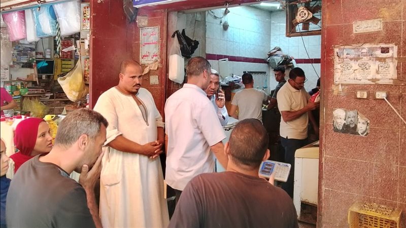 تحرير 13 محضر بيئة وإشغال وضبط مخالفات تموينية خلال حملة رقابية بأسيوط