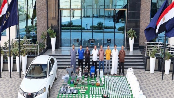 الداخلية تضبط عصابة تعيد تدوير المخدرات لتهريبها لخارج البلاد.. وهذه عقوبة المتهمين