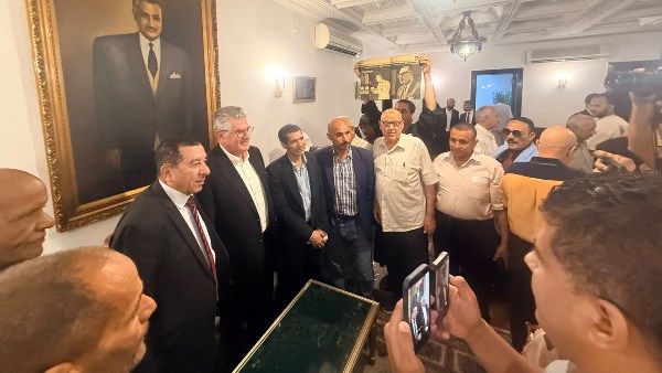 محبو جمال عبد الناصر يقرأون الفاتحة ويضعون الورود على ضريحه في ذكرى رحيله الـ56..صور