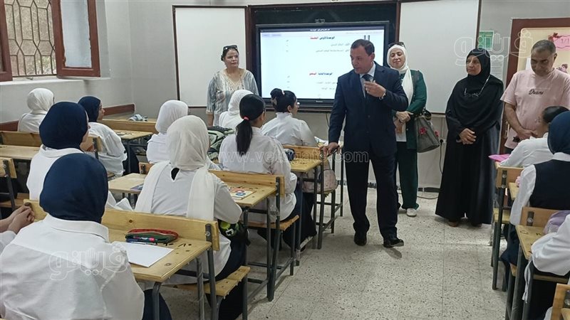 مدير تعليم بني سويف يراجع الالتزام بكثافات الفصول وانتظام الجداول الدراسية