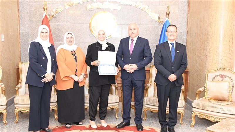 العنصر البشري في مقدمة الأولويات، رئيس جامعة قناة السويس يكرم الفائزين بجائزة الأداء المتميز