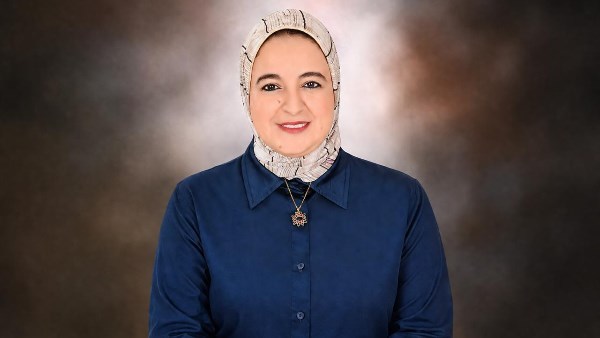 د. هبة محمد عيد تكتب: مع بداية العام الدراسي.. أسرار تجعل الكتاب أحبّ إلى طفلك من شاشة الموبايل