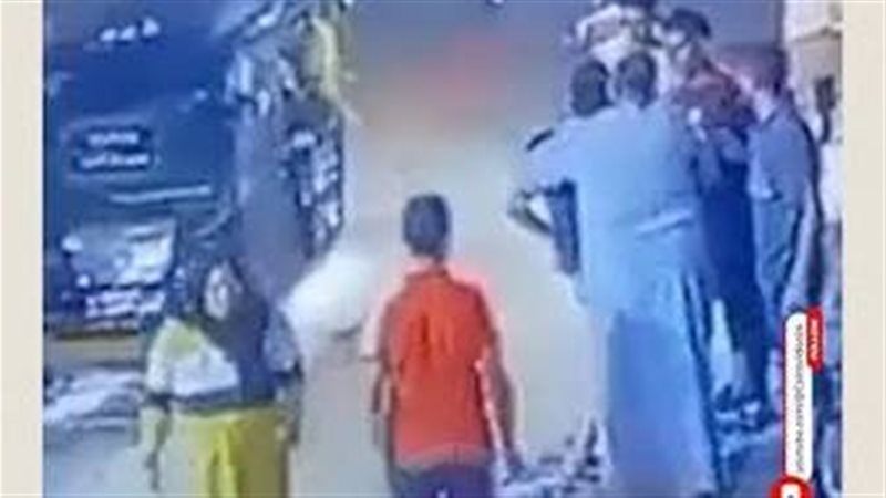 فيديو يثير الغضب، سيدة تعتدي بالضرب على شاب معاق بآلة حادة في المنيا