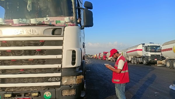 الهلال الأحمر يطلق قافلة جديدة من «زاد العزة» بحمولة تتجاوز 3,324 طنًا