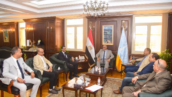 خطة شاملة لتطوير الإسكندرية.. المحافظ يستعرض المشروعات القومية أمام نقيب الصحفيين