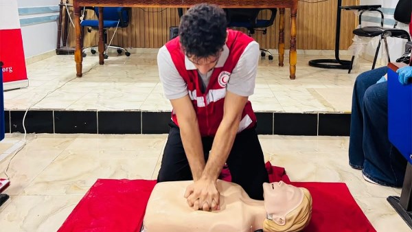 الهلال الأحمر يرفع جاهزية ألف متطوع بالتدريب على الإسعافات الأولية