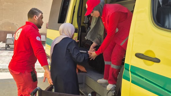 الهلال الأحمر يرافق الدفعة 86 من الجرحى والمرضى الفلسطينيين