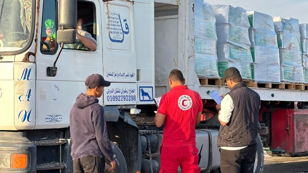 الهلال الأحمر يدفع قافلة «زاد العزة»  282 لتقديم  المساعدات  لأهالي غزة