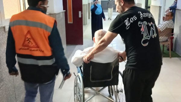 التضامن تنقذ مسن بلا مأوى بالمنصورة وتنقله إلى دار للرعاية