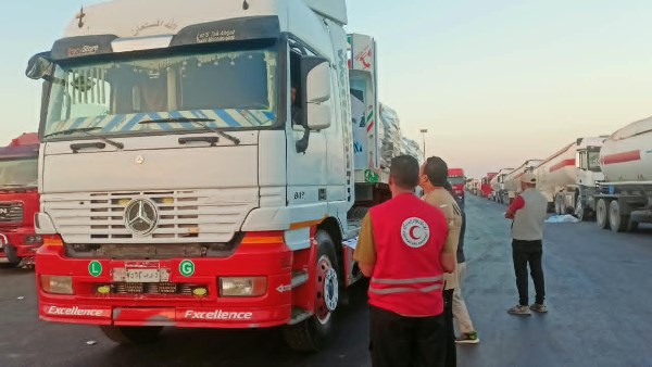 الهلال الأحمر يدفع قافلة «زاد العزة» 284 إلى أهالي غزاة