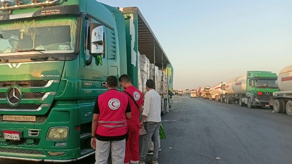 الهلال الأحمر يطلق قافلة زاد العزة 285 إلى غزة