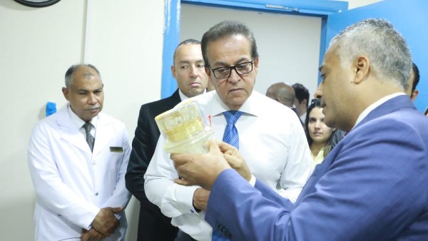 وزير الصحة يتفقد القسم المطور بمستشفى دار الشفاء ويوجه بإجراء فحص الماموجرام