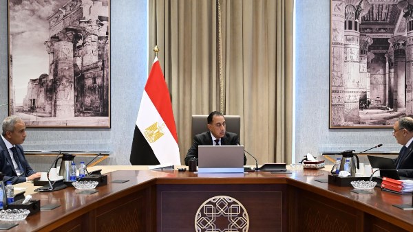 رئيس الوزراء يتابع ملفات عمل المركز الوطني لتخطيط استخدامات أراضي الدولة