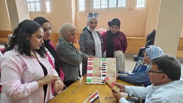 طلاب يوثقون تاريخ العلم والملكيات في ورشة علمية بمتحف المركبات الملكية