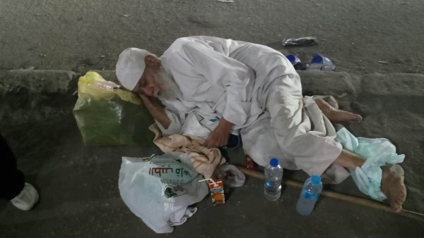 «التدخل السريع» بالقليوبية يستجيب لبلاغ عن مسن يفترش الرصيف وينقله لدار رعاية