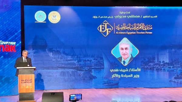 وزير السياحة والآثار يحذر من 4 تحديات عالمية تهدد التشغيل السياحي