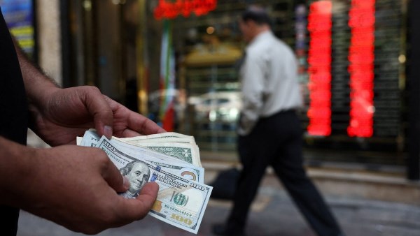 تسارع هبوط العملة الإيرانية.. الدولار يتجاوز 2.1 مليون ريال