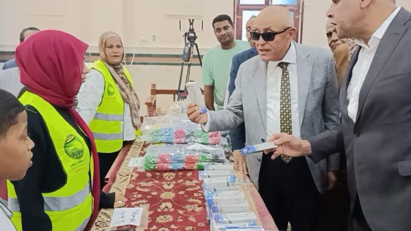 محافظ الأقصر يفتتح معرض أهلاً مدارس في الطود