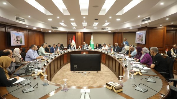 محافظ الجيزة يبحث شكاوي المواطنين بشأن تحويل وحدات سكنية إلى فندقية ومخالفات بناء ويوجه بسرعة حلها