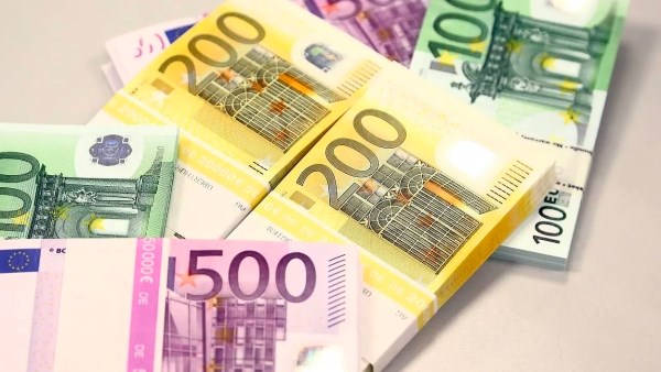 ارتفاع عوائد السندات الأوروبية وتراجع الأسهم مع ترقب قرار المركزي الأوروبي وتصاعد توترات الشرق الأوسط