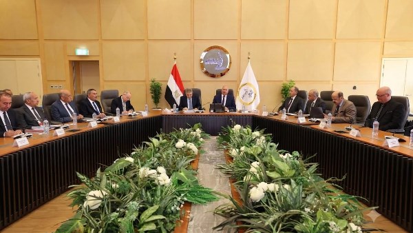 وزير النقل: التوسع في تنفيذ مشروعات جديدة لشركة قناة السويس لتنمية الموانئ