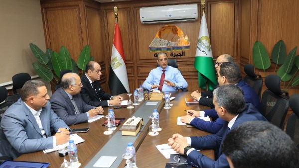 محافظ الجيزة يوجه بالتوسع في المعارض المخفضة وتشديد الرقابة وتحسين محيط المدارس