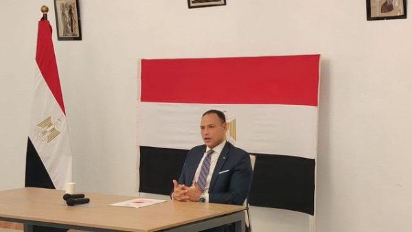 سفير مصر بتونس يعقد لقاءً مع عدد من أعضاء الجالية المصرية