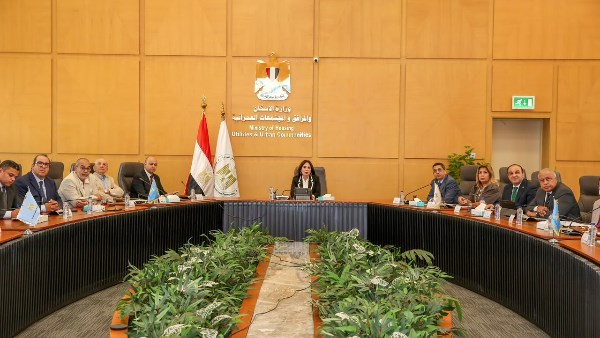 وزيرة الإسكان تتابع مع رئيس جهاز التعمير تنفيذ مشروعات «حياة كريمة» والتجمعات التنموية في سيناء