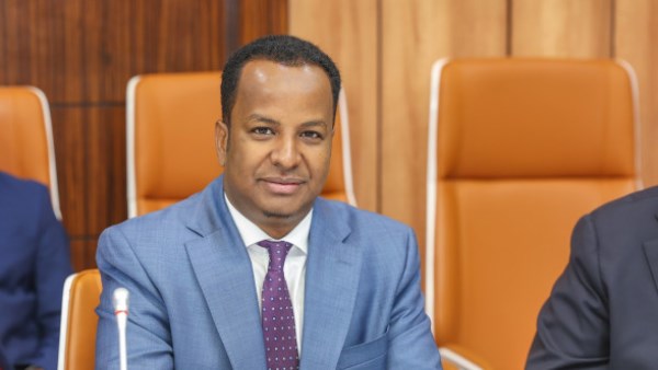 الصومال والجزائر تبحثان تعزيز التعاون الثنائي والقضايا الإقليمية والدولية