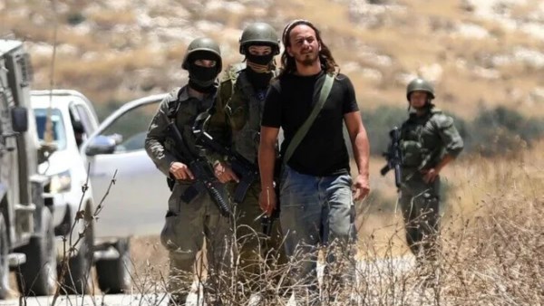 قوات الاحتلال تعتقل وتعتدي على فلسطينيين عقب اقتحام مستوطنين للبلدة القديمة بالخليل
