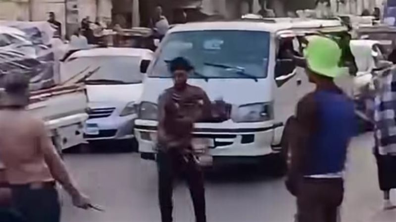 مشاجرة بالأسلحة البيضاء في الهرم توقف حركة السيارات والأمن يفحص فيديو الواقعة