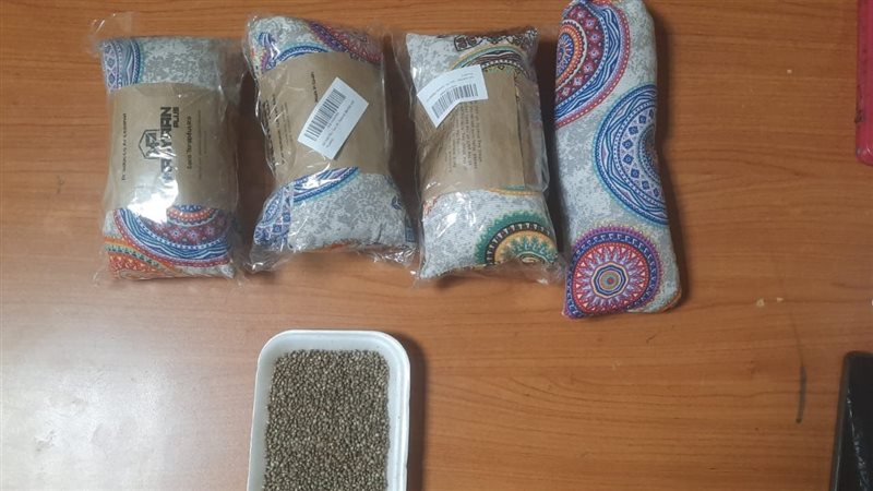 هدايا لصحابي وحبايبي.. اعترافات راكب متهم بحيازة سجائر بزيت الماريجوانا في مطار القاهرة
