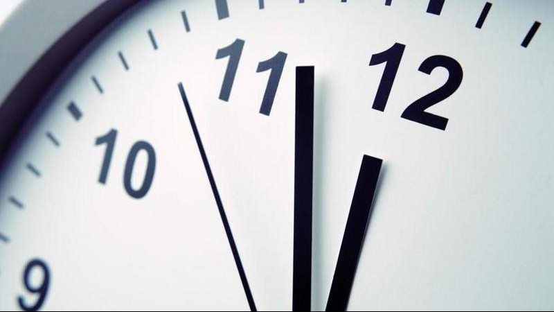 رجع الساعة إلى 11 بدلا من 12.. التوقيت الشتوي يبدأ رسميًا يوم جمعة