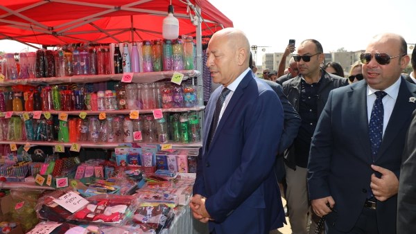 محافظ القاهرة يفتتح معرض «أهلًا مدارس» بحى السلام أول